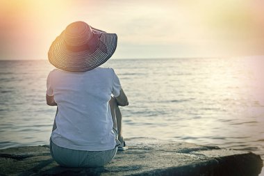 Görünümü, sahilde rahatlatıcı hoşlanan bir kadın yumuşak odak