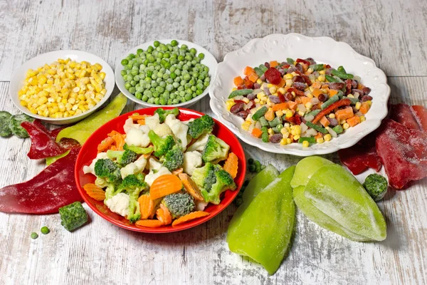 Verduras congeladas en plato y tazón — Foto de Stock