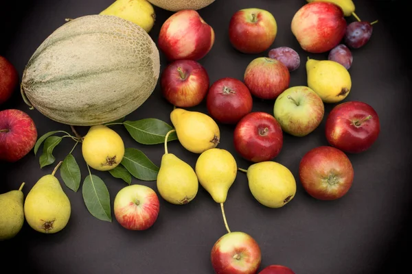 (食べる健康的なダイエットのための健康的な季節のフルーツ) — ストック写真