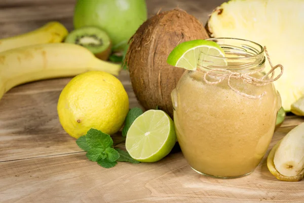 Gesunder Smoothie mit exotischen Früchten - tropischen Früchten — Stockfoto