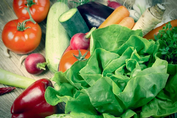 Verduras orgánicas frescas recomendadas en la dieta diaria —  Fotos de Stock