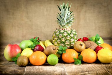 Rustik ahşap masa - sağlıklı gıda üzerinde taze organik meyve