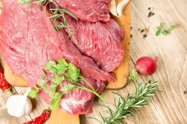 taze çiğ Dana eti baharat ile