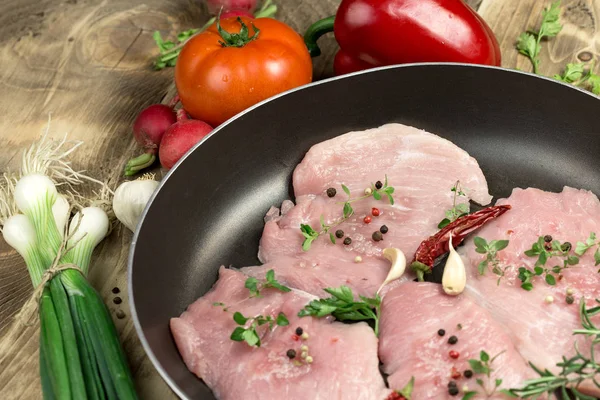 Свежее сырое мясо свинины со специями и приправами — стоковое фото