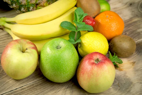 Deliciosos vários frutos frescos e orgânicos — Fotografia de Stock