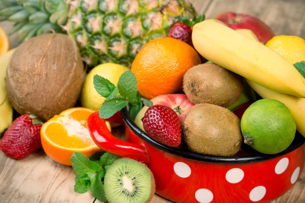 Frutas frescas, suculentas e deliciosas em vaso rústico — Fotografia de Stock