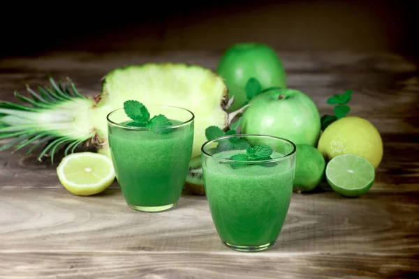 Bebida refrescante e saudável - batido verde — Fotografia de Stock