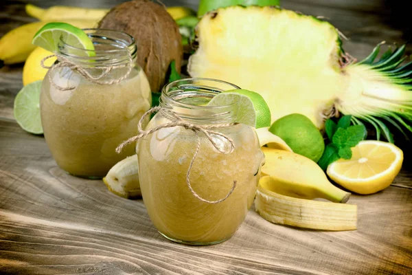 Frisk smoothie gjord på exotisk frukt - tropisk frukt — Stockfoto