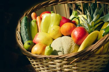 Taze organik meyve ve sebze hasır sepet yakın çekim