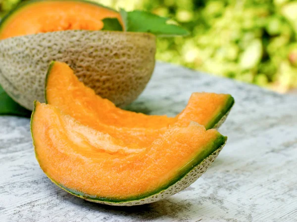 Cantaloupe- melão orgânico refrescante durante o calor do verão — Fotografia de Stock