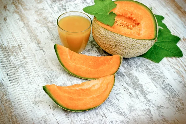Melon savoureux et juteux - cantaloup et jus de melon (smoothie ) — Photo