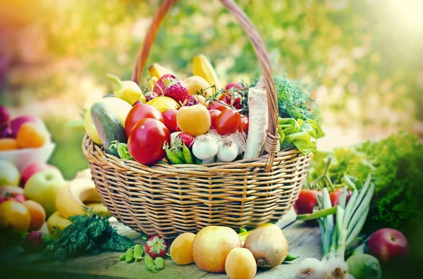 Frisches Bio-Obst und -Gemüse — Stockfoto