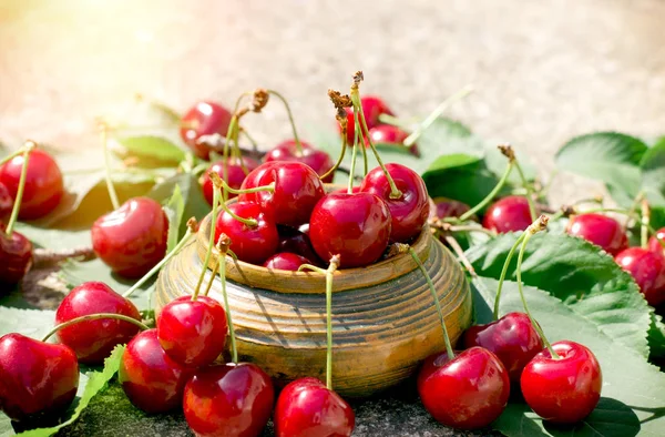 Refreshing and juicy fruit - organic cherry in rustic bowl — Stock Photo, Image