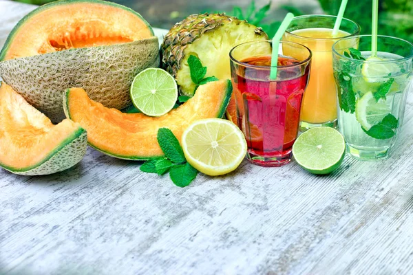 Bebidas-bebidas saudáveis e refrescantes — Fotografia de Stock