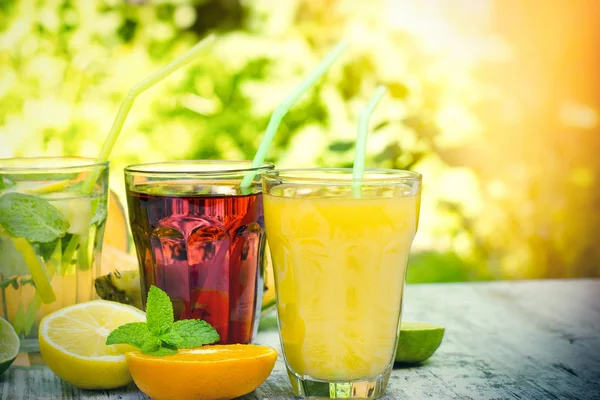 Bebidas-bebidas saudáveis e refrescantes — Fotografia de Stock