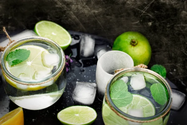 Água mineral com limão e gelo - suco de limão saudável — Fotografia de Stock