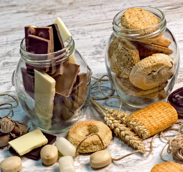 Słodycze w słoiku w rustykalnym stylu tabeli — Zdjęcie stockowe