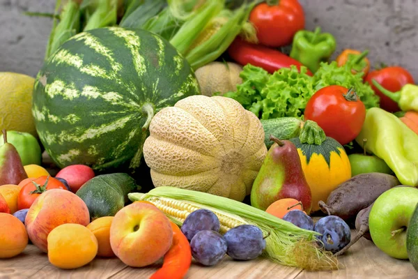 Comer alimentos saludables, dieta con frutas y verduras orgánicas frescas — Foto de Stock