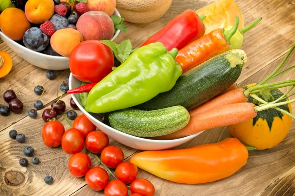 Bantning med färska ekologiska säsongens frukter och grönsaker — Stockfoto