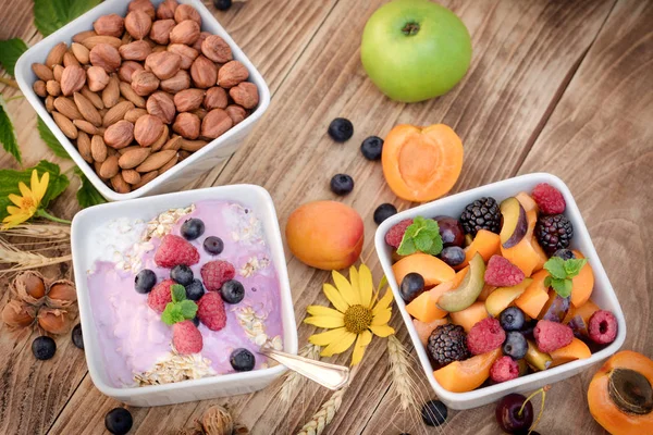 Здоровый образ жизни, здоровое питание - овсянка с фруктами и йогуртом — стоковое фото
