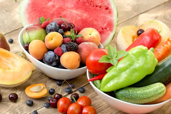 健康食品 - 新鮮な有機性果物と野菜 — ストック写真