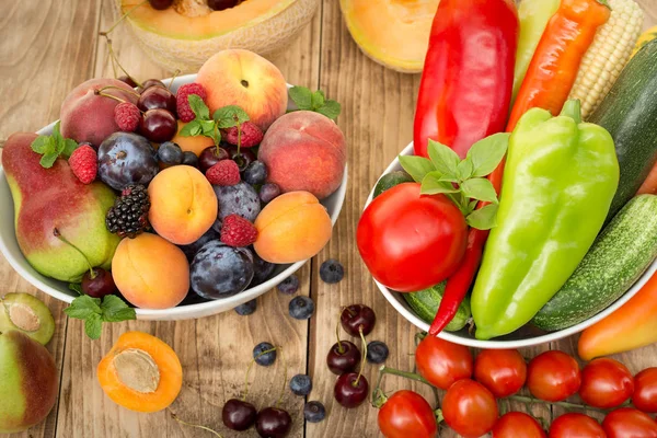 Gezonde voeding, gezond eten - verse biologische seizoensgebonden groenten en fruit — Stockfoto