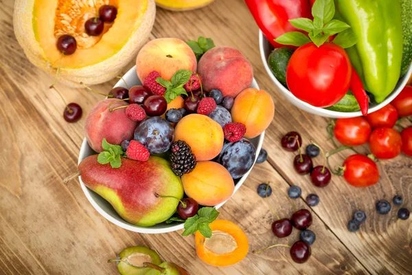 Alimentação saudável, dieta saudável, comer frutas e legumes orgânicos frescos — Fotografia de Stock