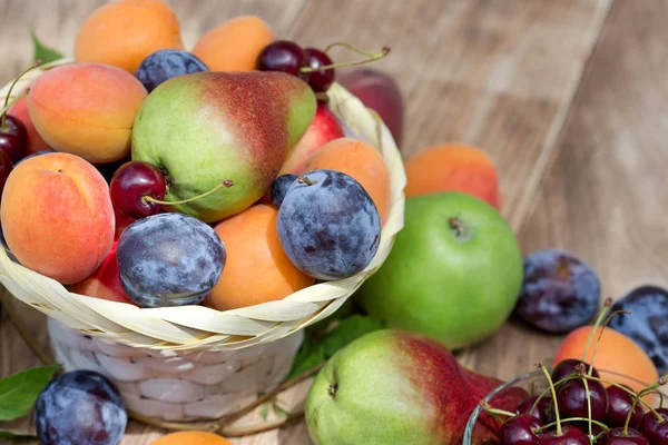 Äta hälsosam mat - färska ekologiska frukter — Stockfoto