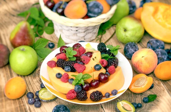 Salada de frutas - alimentação saudável frutas orgânicas frescas — Fotografia de Stock