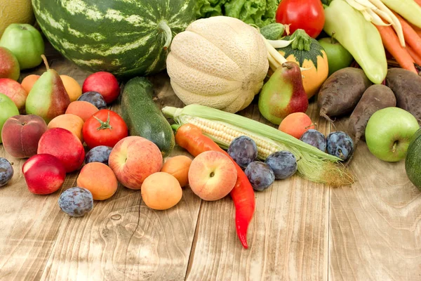 Comida saludable, alimentación saludable frutas y verduras orgánicas frescas — Foto de Stock