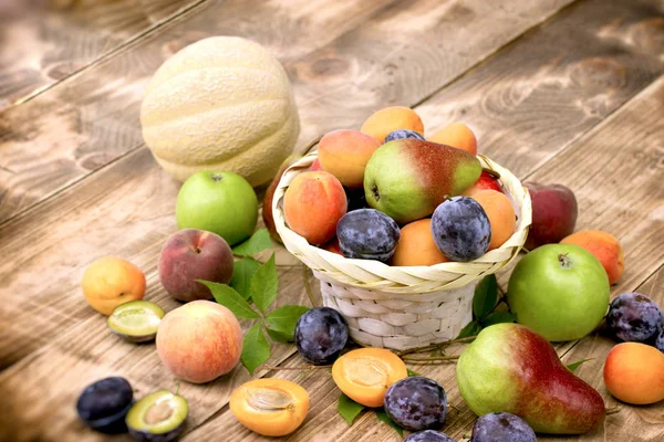 Gesunde vegetarische Kost, gesunde Ernährung - frisches Bio-Obst — Stockfoto