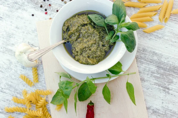 Molho de pesto de manjericão caseiro — Fotografia de Stock