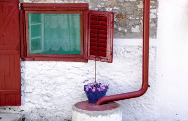 Yağmur suyu içinde iyi - retro tarzı, eski yaşam tarzının toplama yağmur suyu