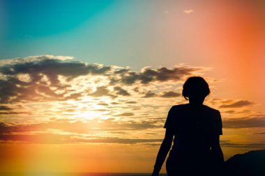 Hayatta zevk, rahatlatıcı ve günbatımında dinlenme