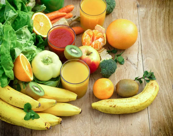 Makanan sehat: buah organik, sayuran, dan jus (minuman) ) — Stok Foto