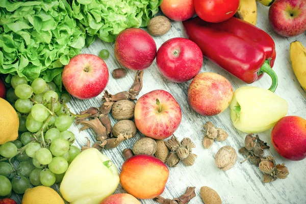 Здоровое питание, здоровая пища - свежие органические фрукты и овощи — стоковое фото