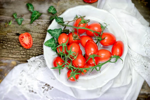 Beyaz tabakta kiraz domatesleri — Stok fotoğraf