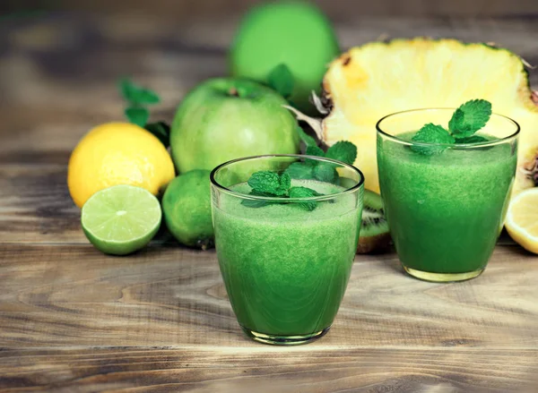 健康的绿色冰沙 清爽健康的饮料 绿色的冰沙 新鲜有机水果制成 — 图库照片