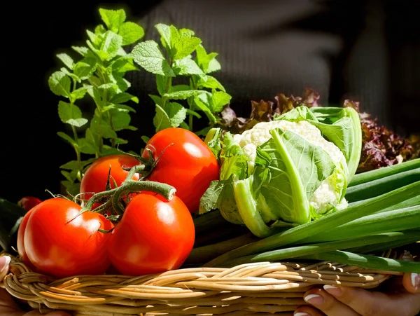 Świeże Warzywa Wiklinowym Koszu Zbliżenie — Zdjęcie stockowe