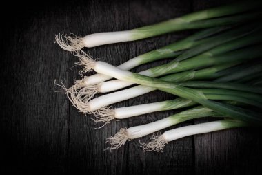 Soğan, taze soğan kırsal ahşap masada. 