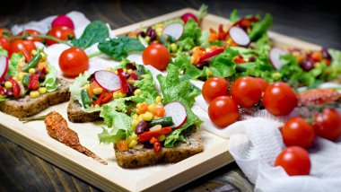 Sağlıklı vejetaryen yemeği (yiyecek), taze organik sebze ve ekmek. 