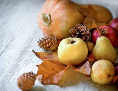 Sonbahar meyveleri masada, sonbahar hasadı masada - diyette sağlıklı yiyecekler 