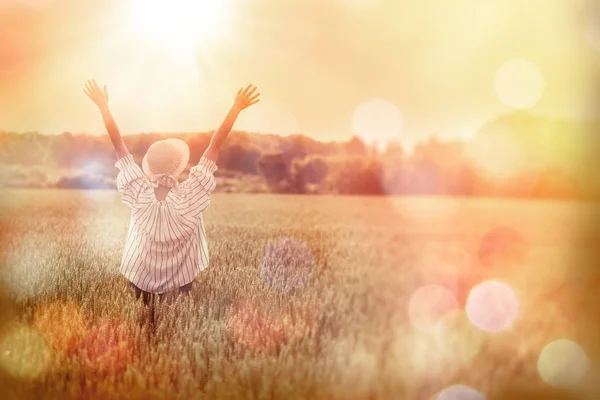 Vrouw Geniet Landschap Van Tarweveld Vrouw Prachtig Tarweveld Bij Zonsondergang — Stockfoto