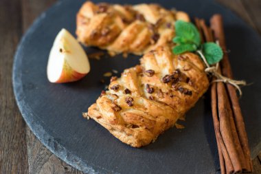 Lezzetli elmalı pasta - Elmalı turta ve tarçınlı çubuk