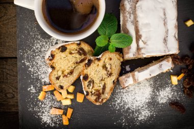 Meyveli kek. Meyveli kek ve bir fincan kahve.