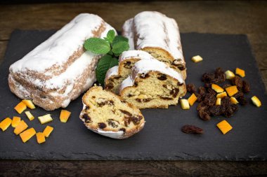 Kurutulmuş meyveden yapılmış lezzetli meyveli pasta.