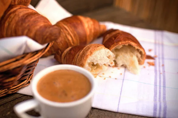 Croissant Recién Hecho Café Para Placer Delicioso Desayuno — Foto de Stock
