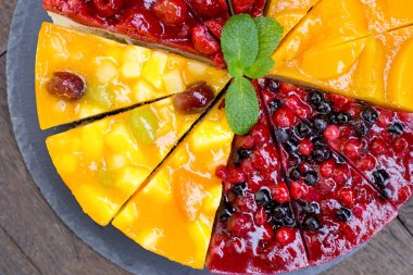  Lezzetli ve çeşitli meyvelerden yapılmış kremalı meyveli pasta.