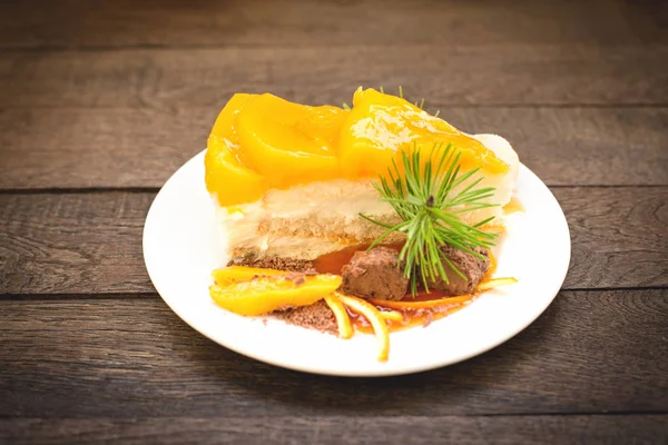 Персиковый Сливочный Торт Желе Трюфелями Тарелке — стоковое фото