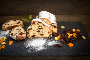 Vanilya şekeri serpiştirilmiş lezzetli meyveli pasta, bir dilim meyveli kek,